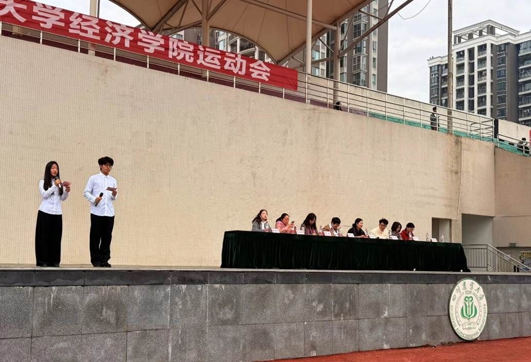 图片包含 建筑, 户外, 男人, 人行道 AI 生成的内容可能不正确。 图片包含 建筑, 户外, 男人, 人行道 AI 生成的内容可能不正确。